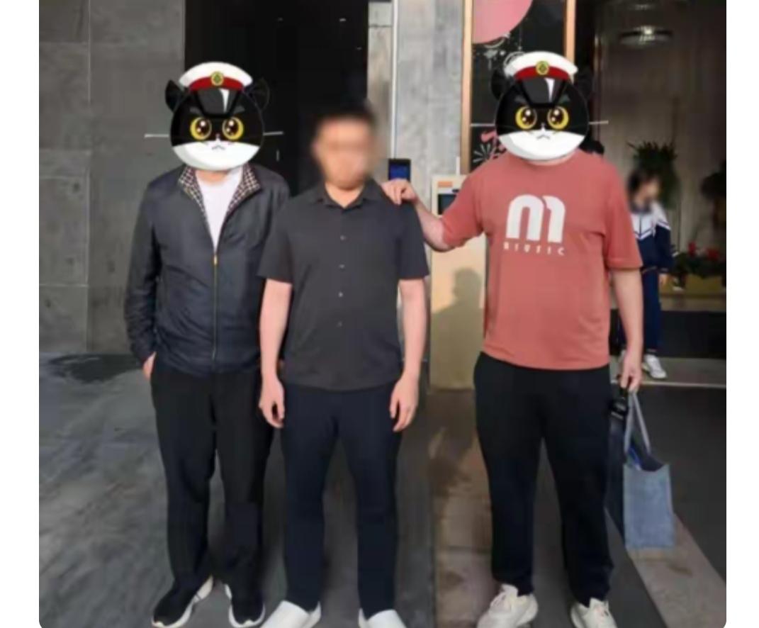男子冒充公务员，说自己是香港人，冒充自己很有钱，是富二代，然后欺骗了女子，导致女