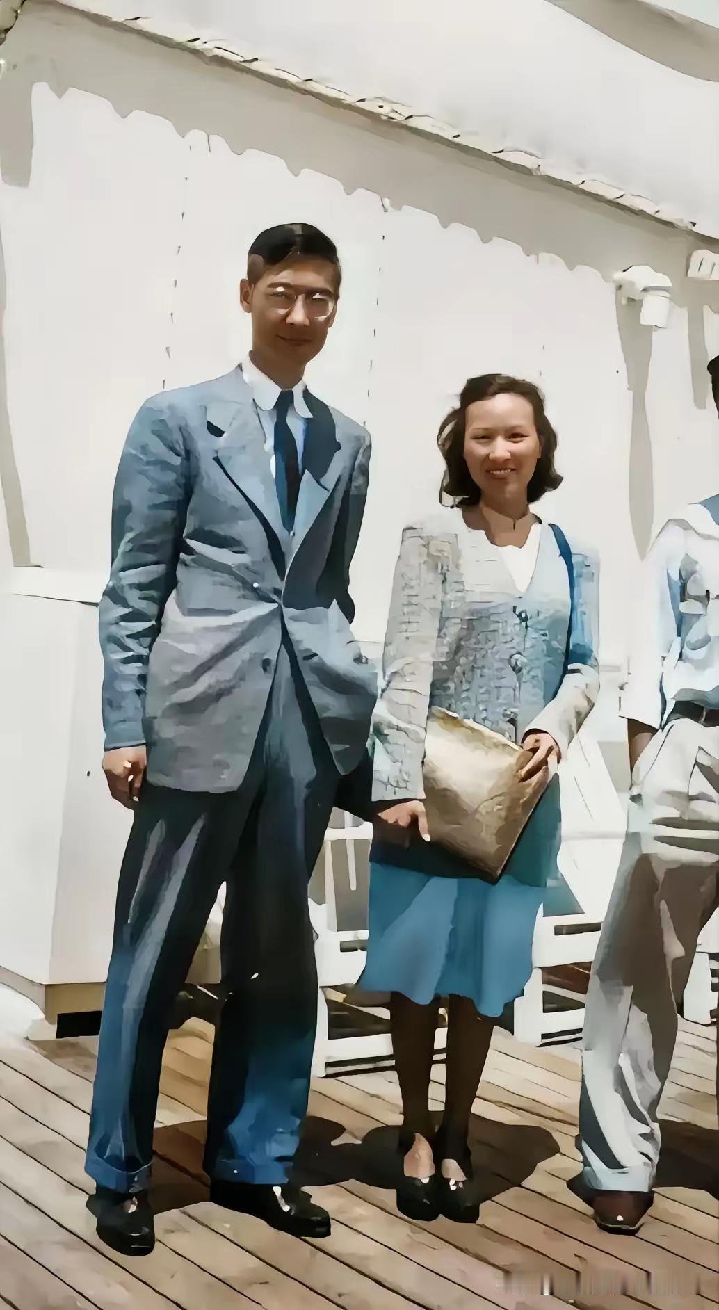 1956年秋，“两弹一星”元勋郭永怀和妻子李佩一起，踏上了归国的航程。镜头中