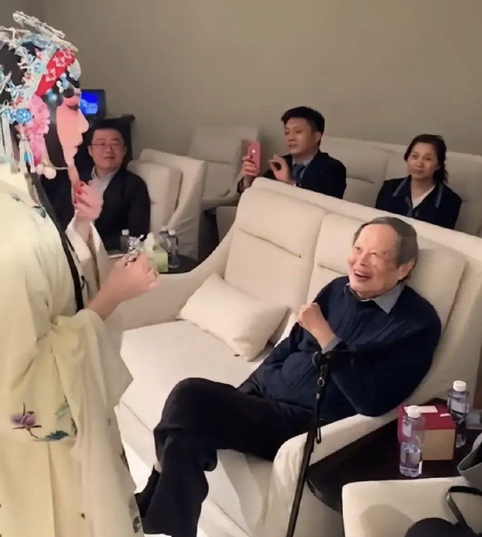 真正的爱情不分年龄。翁帆49岁生日，103岁的杨振宁仍然神采奕奕。从28岁和8
