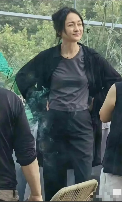 这是51岁的周迅无美颜无滤镜真实的样子如果不说出她的名字是不是你也不敢相信