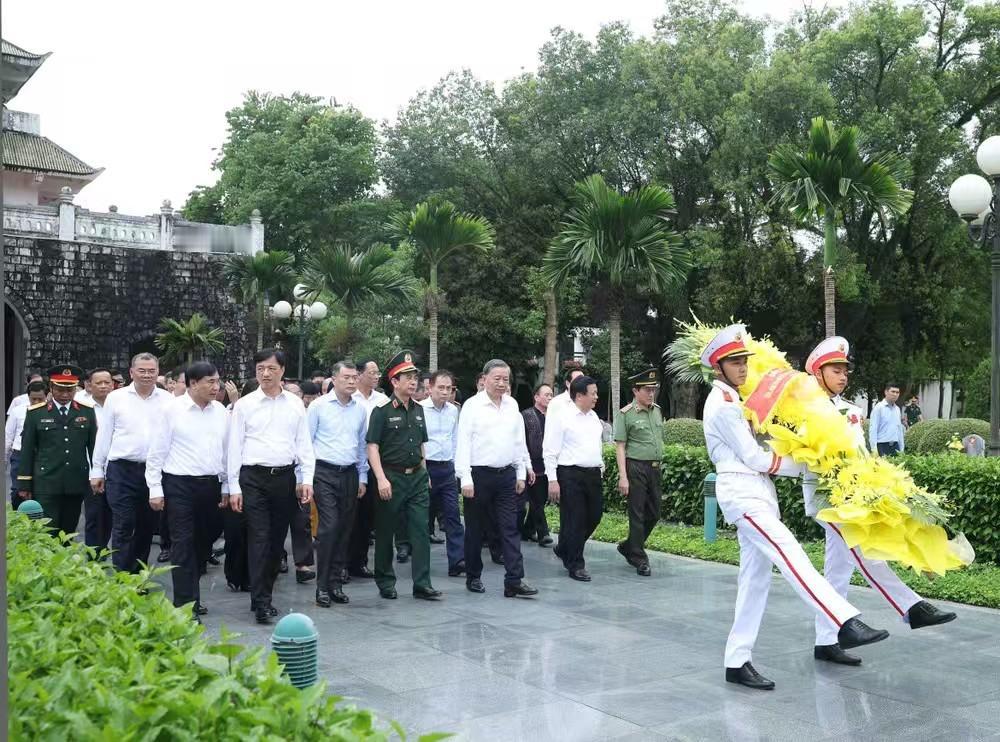 意料之中！苏林在奠边省敬香缅怀武元甲！实际上，越南的奠边府大捷离不开号称越南人