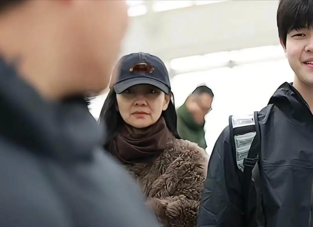 50岁的胡可素颜，脸还是垮了，岁月饶过谁？