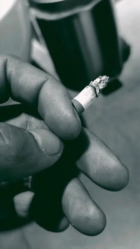 戒烟戒酒的人，靠的可不只是毅力，更得找对方法。先说戒烟，不能突然硬断，得逐步减