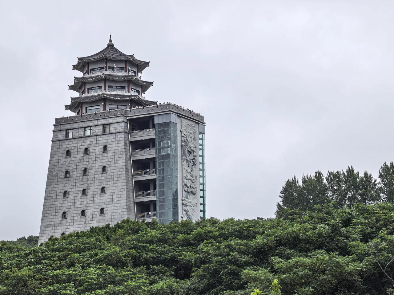 身在防川风景区，想起了那句话：人山人海，红旗招展。为了进这个龙虎阁，就排了三次队