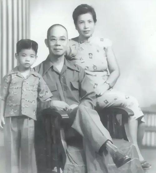 国防部参谋次长，中将军衔，敌人心脏里官阶最高的情报员。1950年6月10日，临刑