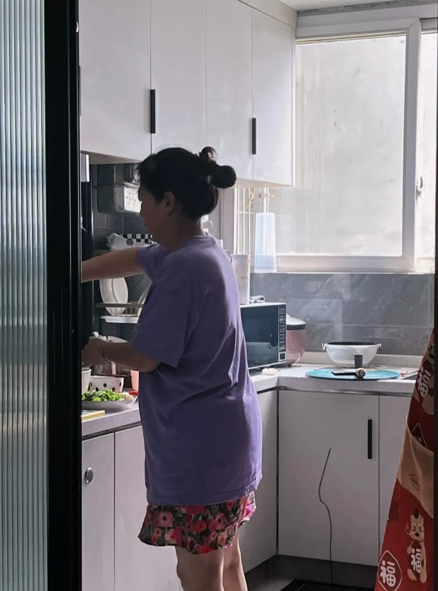 我婆婆今年60多岁了，一直帮我们照看孩子，现在女儿已经上初二，我想让婆婆回老家生