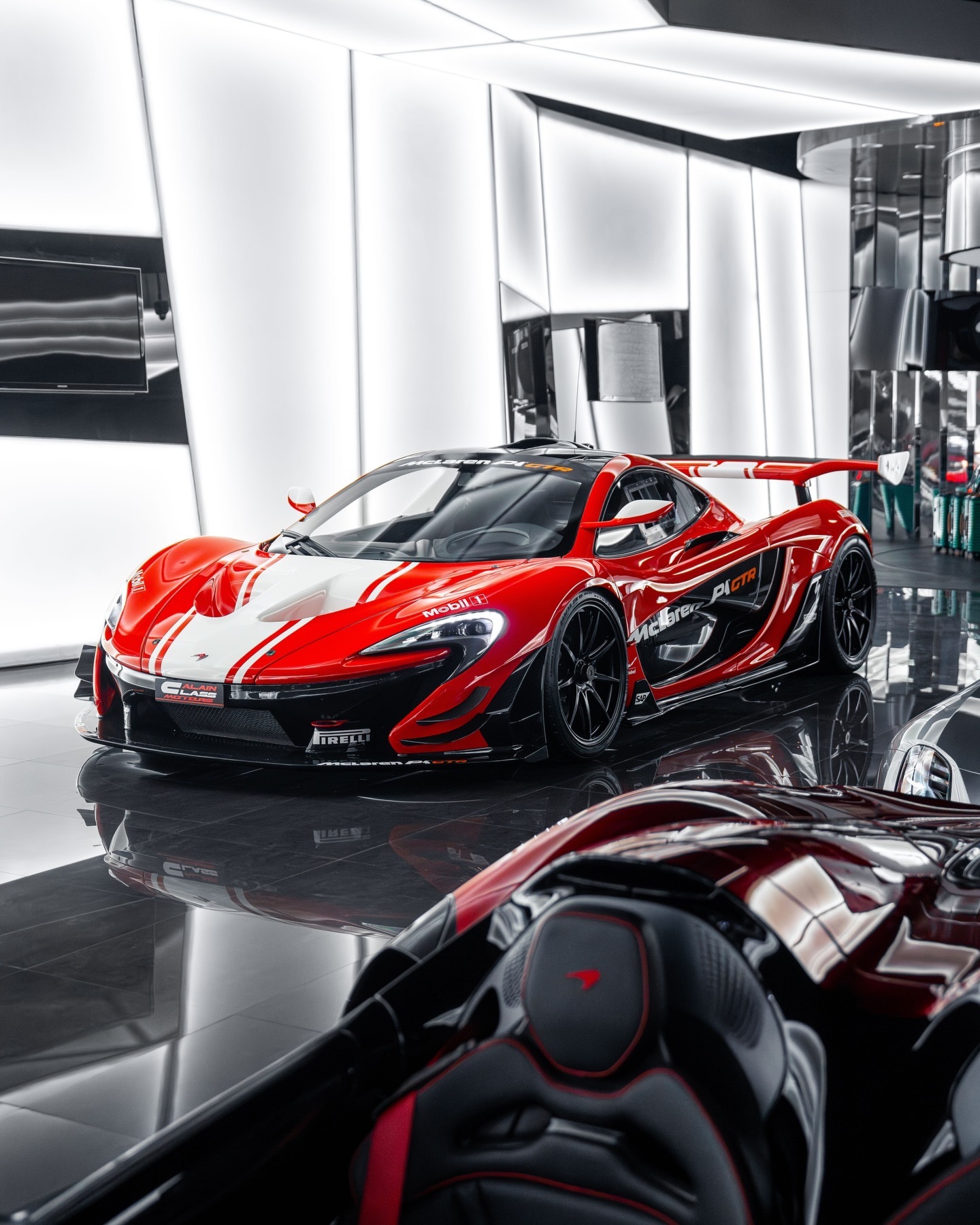 迈凯伦P1GTR-道路合法当赛道与路面相遇。兰赞特P1GTR穿梭于城市之