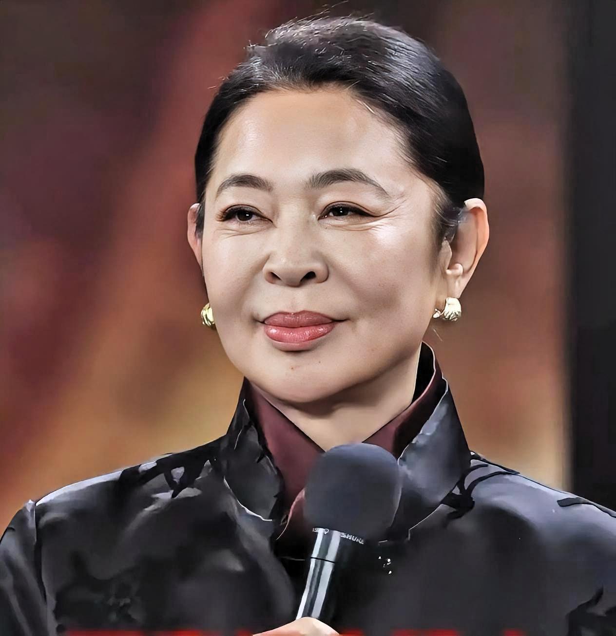 明明到了该享福的年纪，偏要跟年轻人一起拼，倪萍老师这劲儿值得敬佩，但也真让人捏把