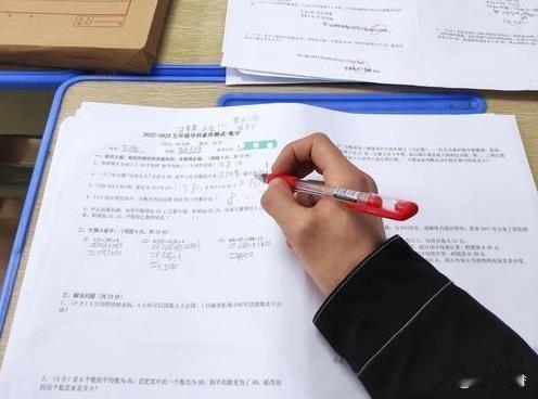 广东东莞！一位6年级家长投诉数学老师，每次把分数都写在试卷上，对孩子造成伤害。相