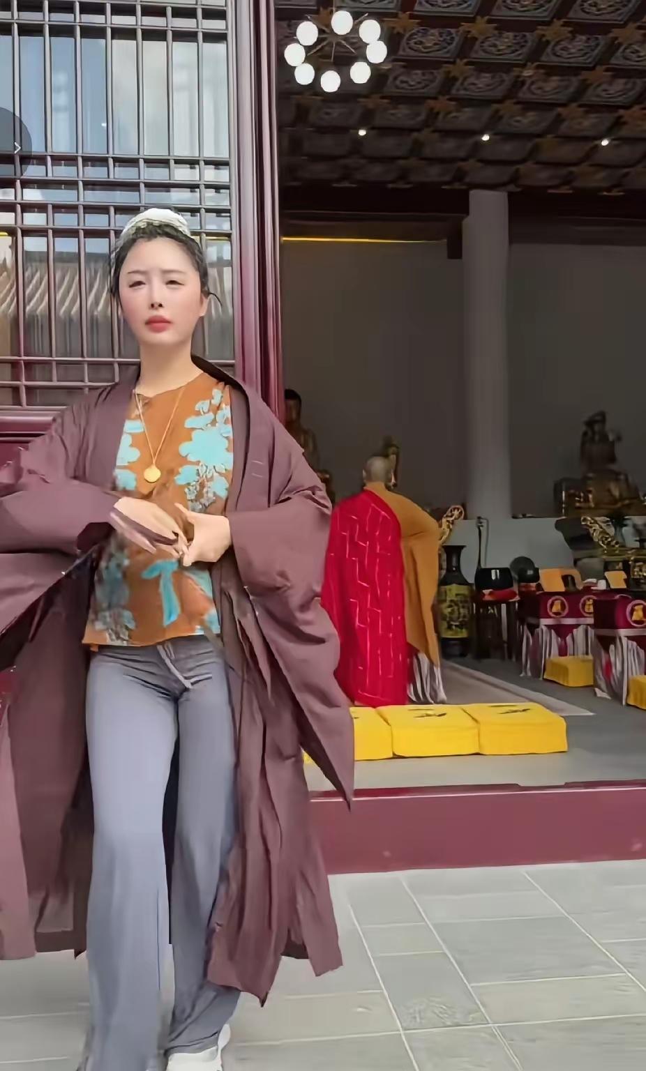 我想知道这个得道高僧为什么动不动就换便装这样是为啥外表漂亮只是表象，看人要看