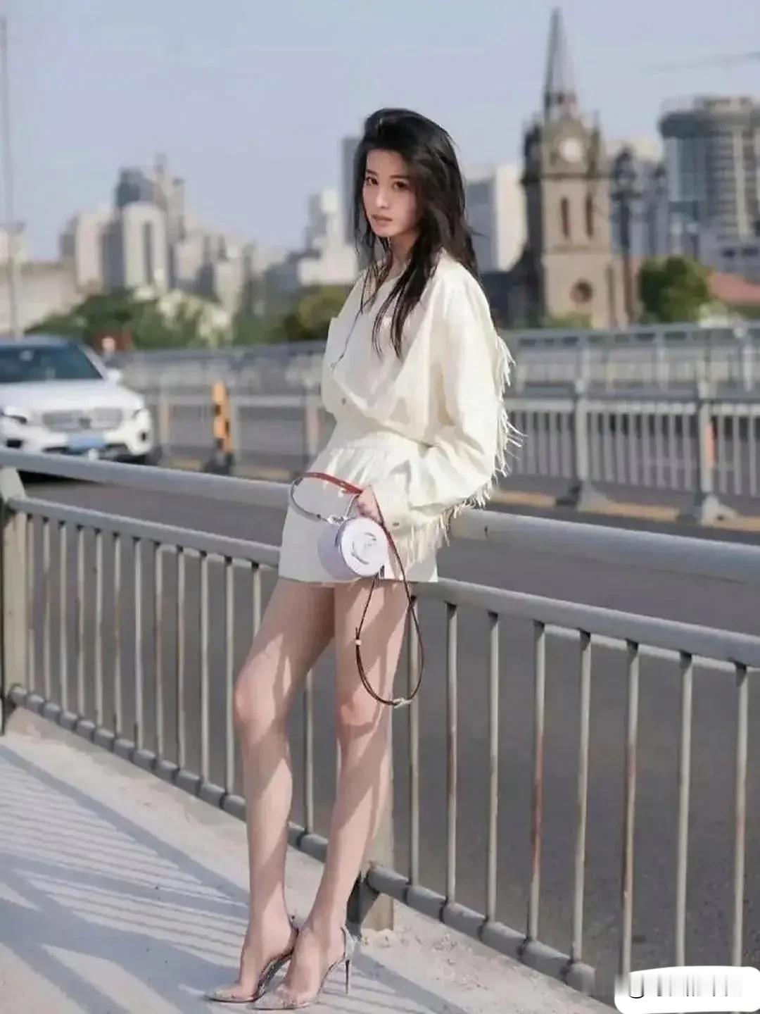 王楚然真人气质真好，女人味满满，挺迷人的。