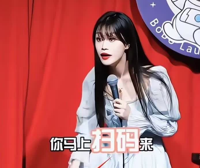 被摸腿脱口秀女演员最新发声，说穿长裤上台还是恐惧，一直冒冷汗，浑身发抖。这是打算