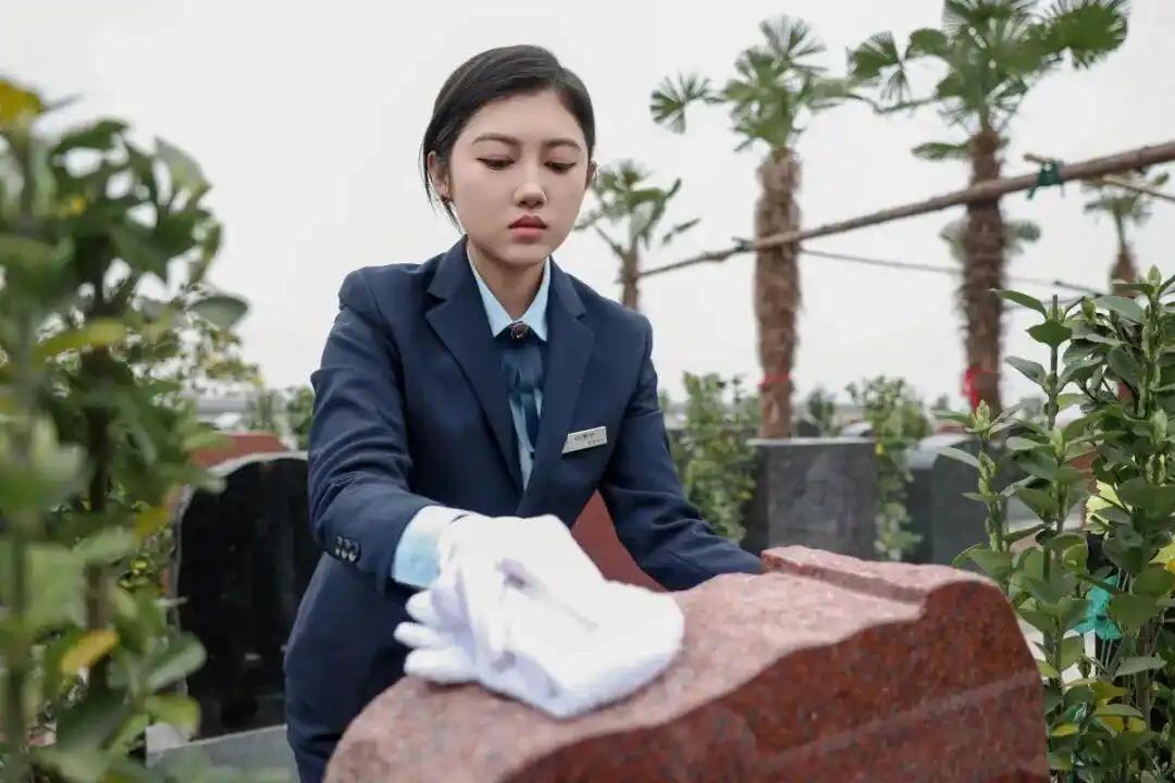 吵翻天，河南洛阳，一名00后女生从英国留学归来，可让人意外的是，她没有选择与专业