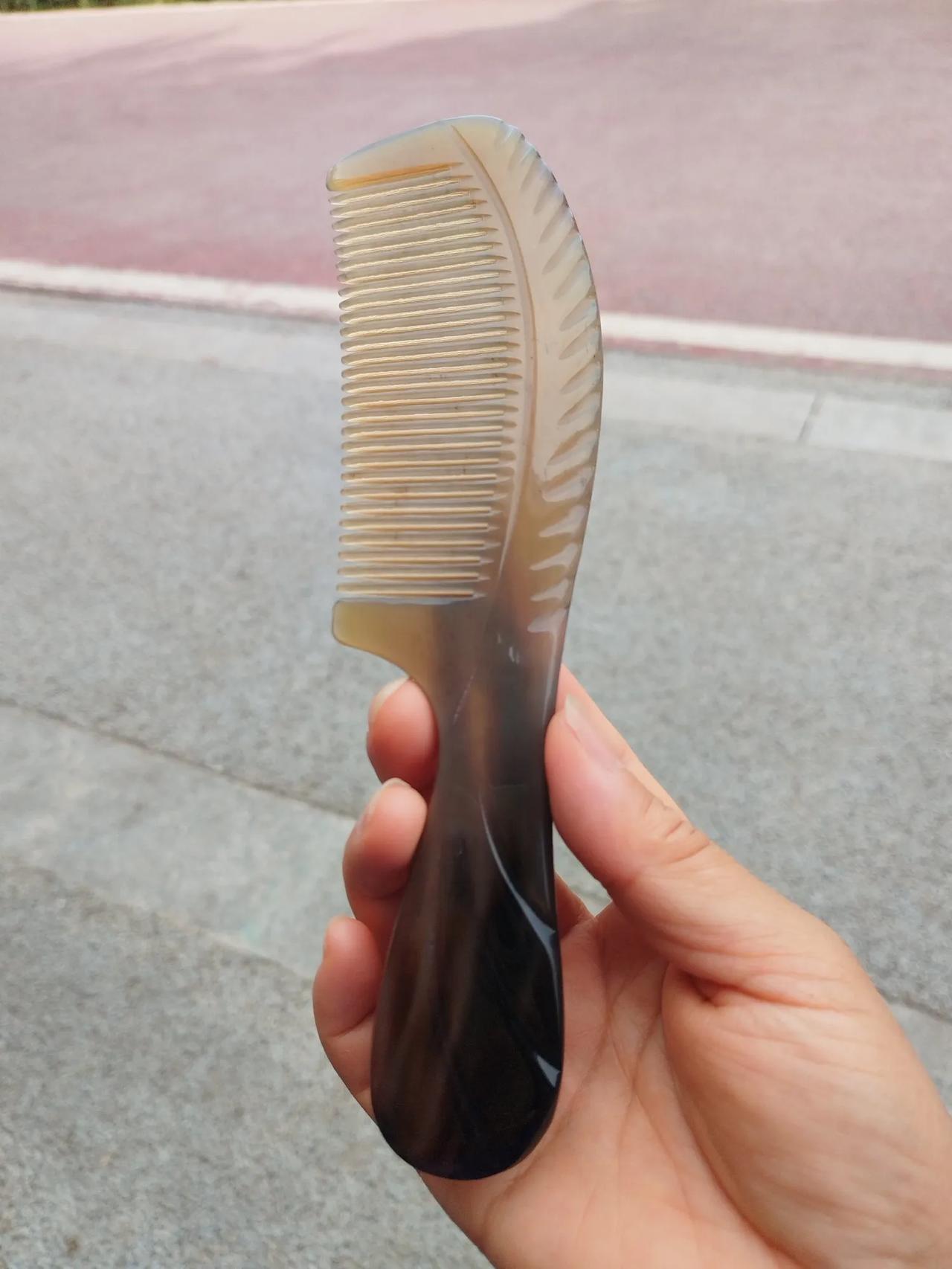 怎样辨别真假牛角梳？我在网上花64块钱买了一个牛角梳，店家标识梳子材质是白牦牛