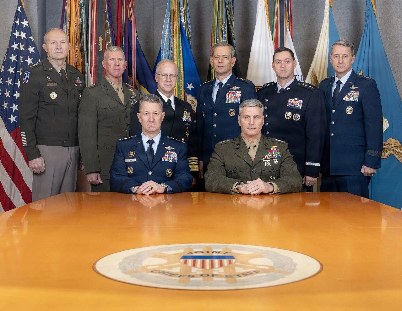 在1月5日，美国参谋长联席会议公布了包括由主席、副主席、五大军种主官及高级士兵顾