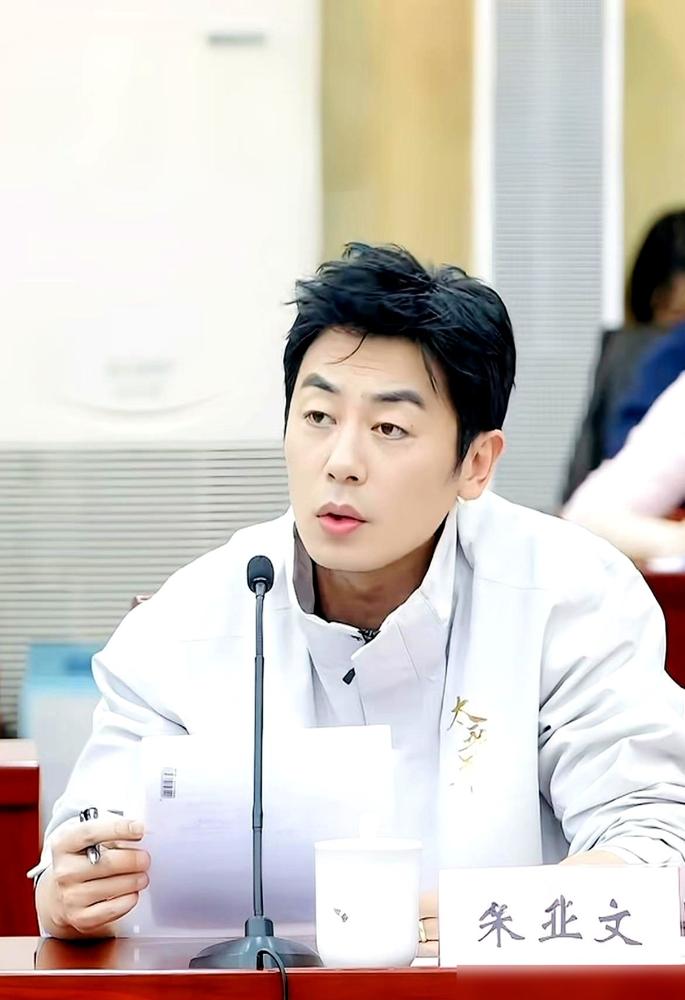 朱亚文这一嗓子，真真切切撕开了内娱那些“绝望文盲”的遮羞布！你说离谱不离谱