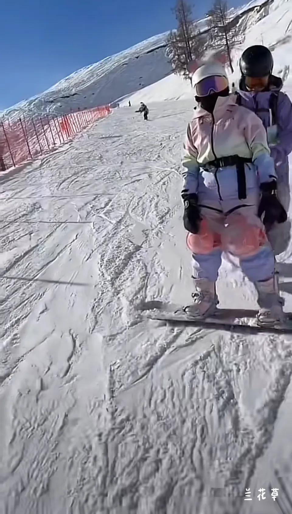 11月25日，全红婵在新疆阿勒泰滑雪场练习滑雪。教练很负责任，时刻陪伴在身前后