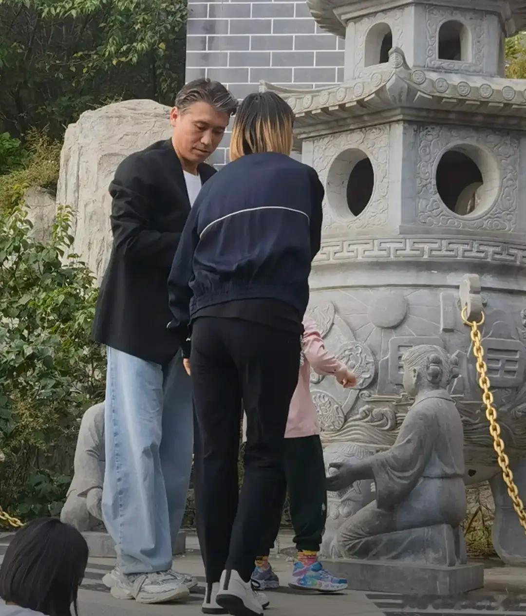 李乃文带妻女出游李乃文一家三口出游网友偶遇李乃文一家，照片中妻子女儿都有出镜，