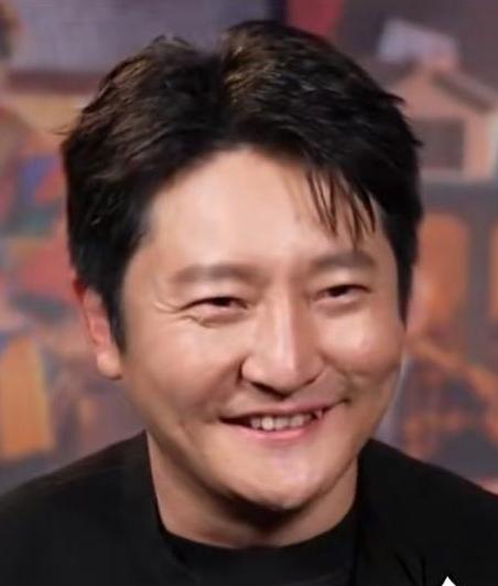 近日，随着电视剧《老舅》热播，郭京飞在采访中对“窝囊废赛道”这一说法予以否认。