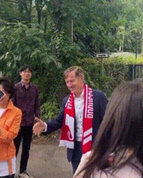 云达不莱梅0:3输给了杜塞尔多夫，但是对方经理和樊振东握手的时候，大家看到他