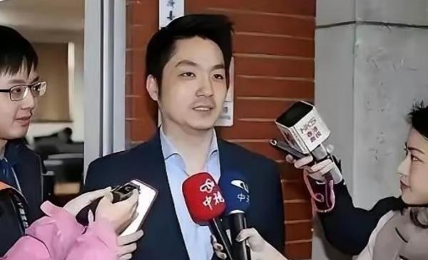 “你连中国人都不认，凭啥张罗把两蒋灵柩迁回大陆？”记者一句话，蒋万安当场愣住。今