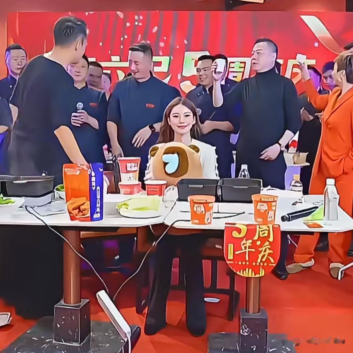 12月11日，汪小菲时不时护着马筱梅肚子！半路夫妻有了孩子才算真正成为了一家人