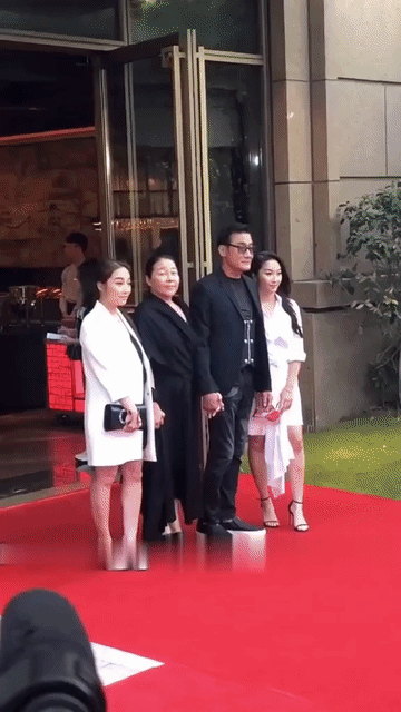 三个女人看着梁家辉的眼神那么有爱，就知道梁叔是多好的爸爸，多好的老公了，眼神骗不