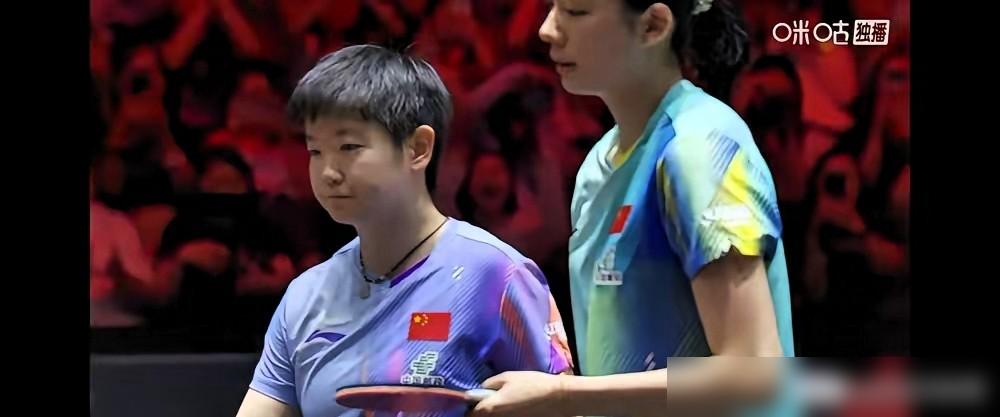 孙颖莎对日本选手笑脸相迎，转身跟小师妹碰个掌冷得像块冰。全网都在骂双标，你却根本
