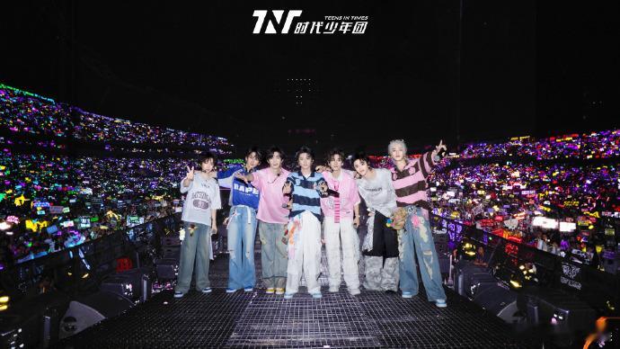 芭莎之夜嘉宾名单公布，时代少年团位列其中。粉丝们回顾他们的成长历程，从初出茅庐到