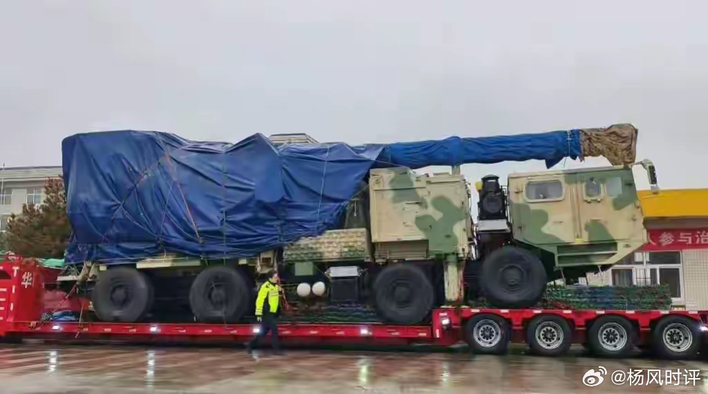 中国新型陆基电磁炮现身，高端战力未来可期！近日，中国陆基电磁炮样车的照片在网络上