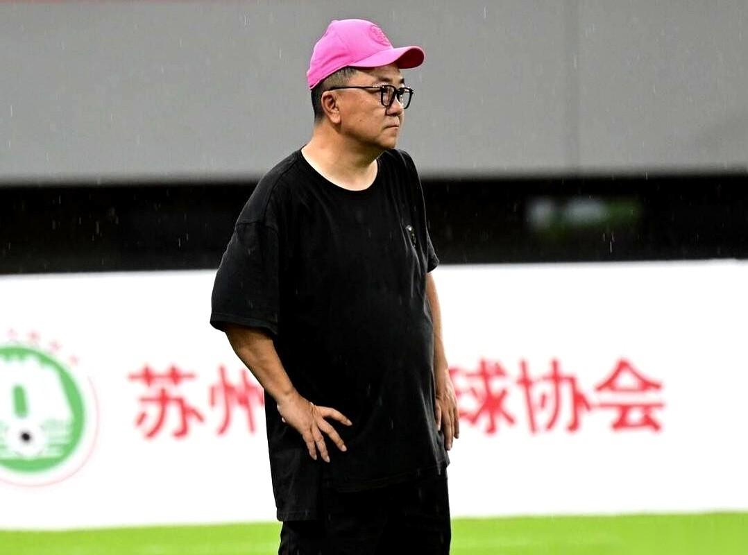 董路在直播间里把手机往桌上一扣，抛出了一个让职业足球圈“无法拒绝”的筹码。他的