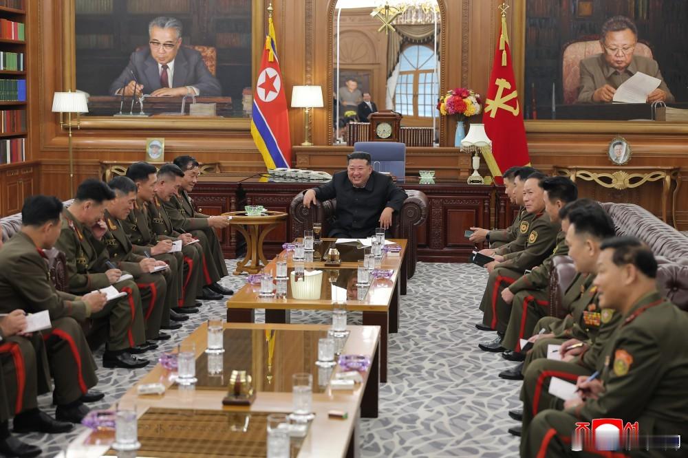金正恩会见军队海外作战主要指挥员，他们回国是为参加朝鲜国家授奖仪式。​​​