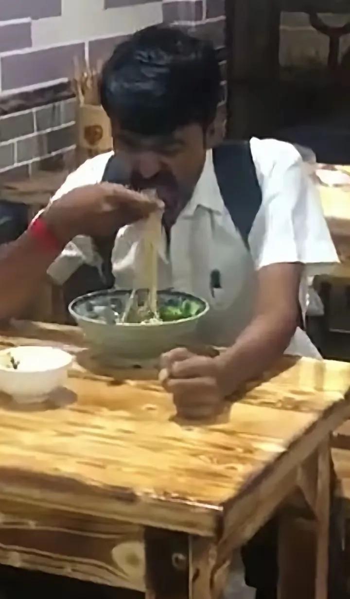 阿三哥的习惯真是难改。在一间面馆里，店员给阿三哥上了一碗面，看着就有食欲，热气
