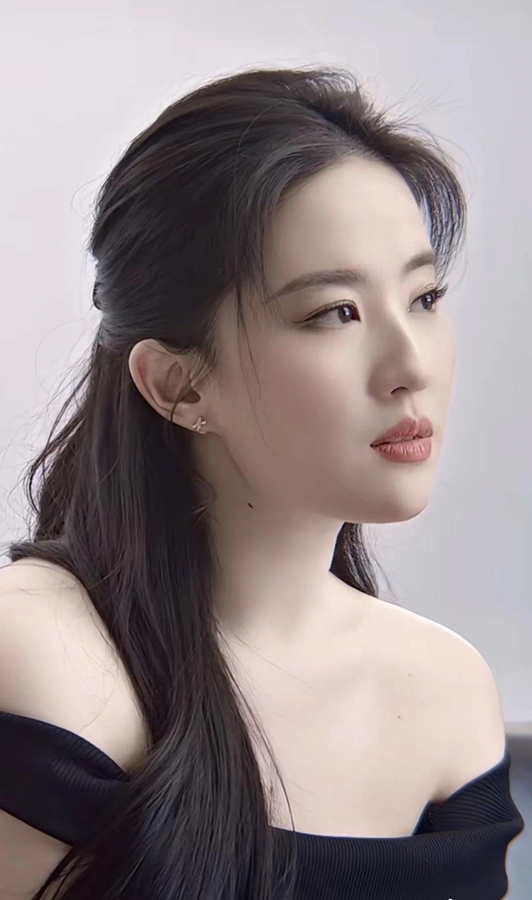 刘亦菲真的好美，艳光四射的样子好迷人，我相信她是仙女下凡！​​​