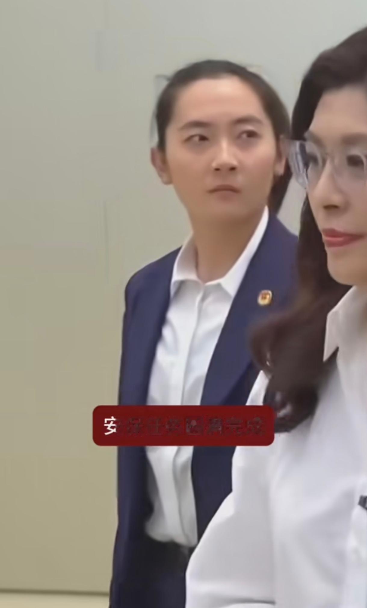 我终于见识到我们国家为保护重要人士的女保镖的厉害了。就比如这次郑丽文来访，在她身