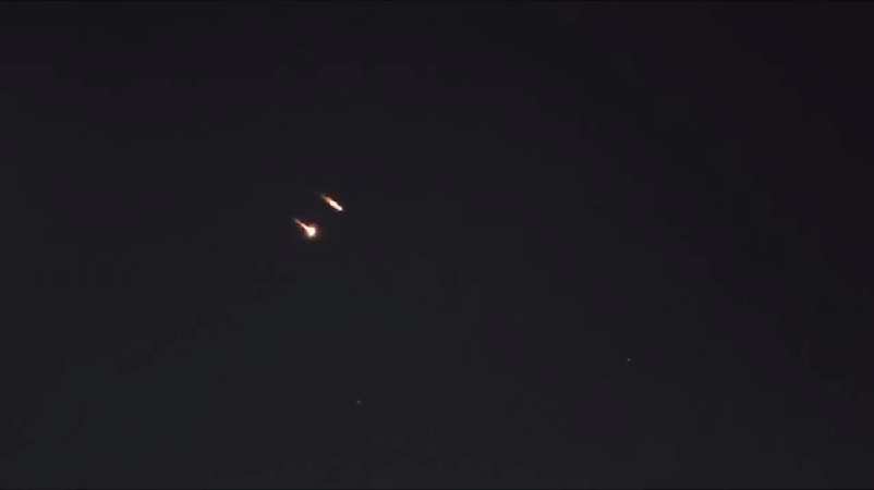 伊朗弹道导弹的集束式子母弹头，从空中释放的全过程。一共80枚子弹，每一枚子弹的威