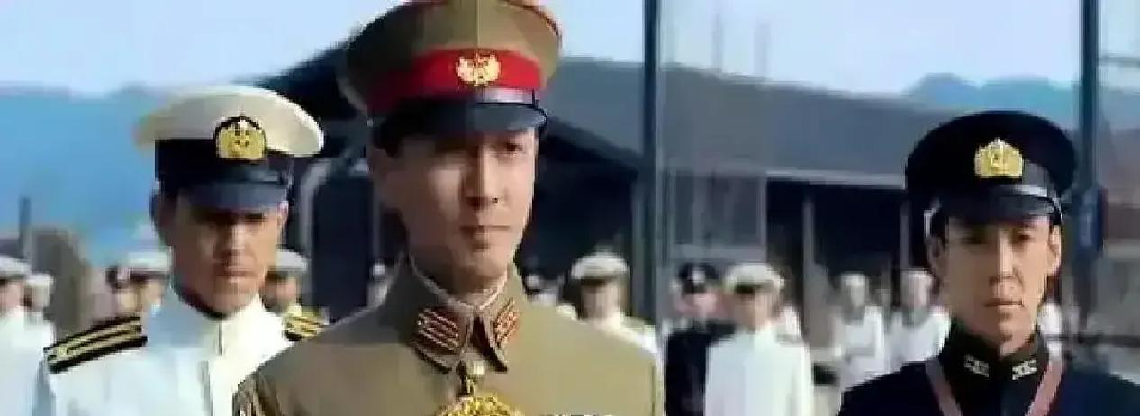 昨晚《长河落日》大结局，藤田司令官在庆功宴上念胜利通电，副官一句话没说，直接甩出