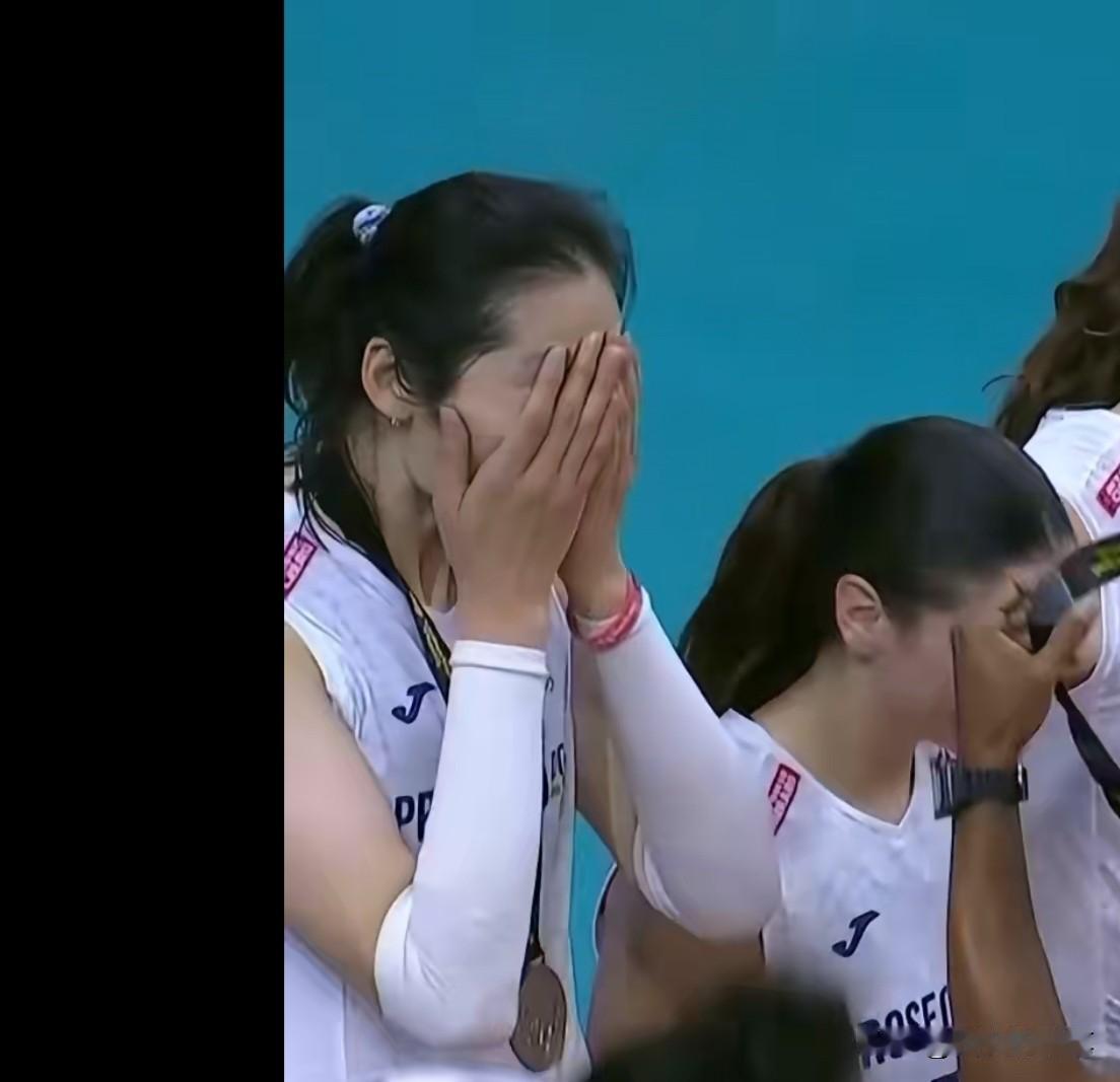 今晨朱婷用双手抱脸的画面，让人心疼又感动[笑着哭]瞧，颁奖时队员们像霜打的茄子一