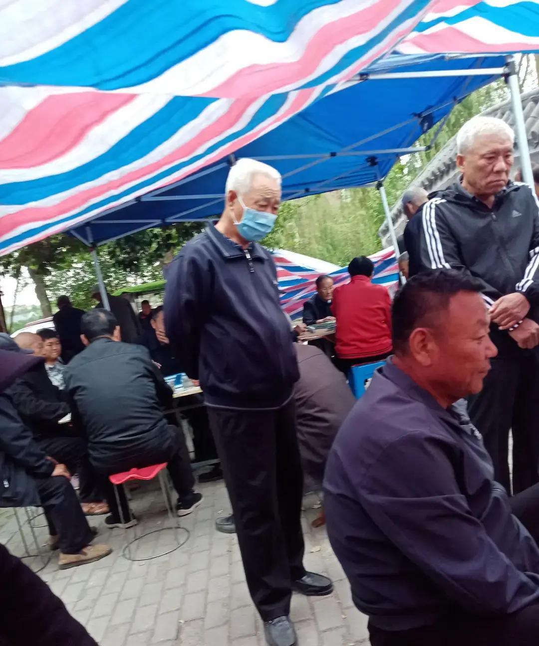 麻将馆里藏着你的养老危机每天下午两点，老周准时推开那扇玻璃门。他算过，过去