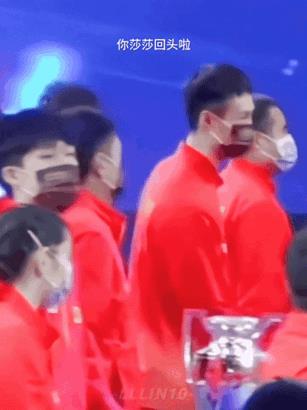 一声莎莎，一声般配，涵盖了一切。在莎莎没有教练的时候，王楚钦在人群中喊莎莎拍照