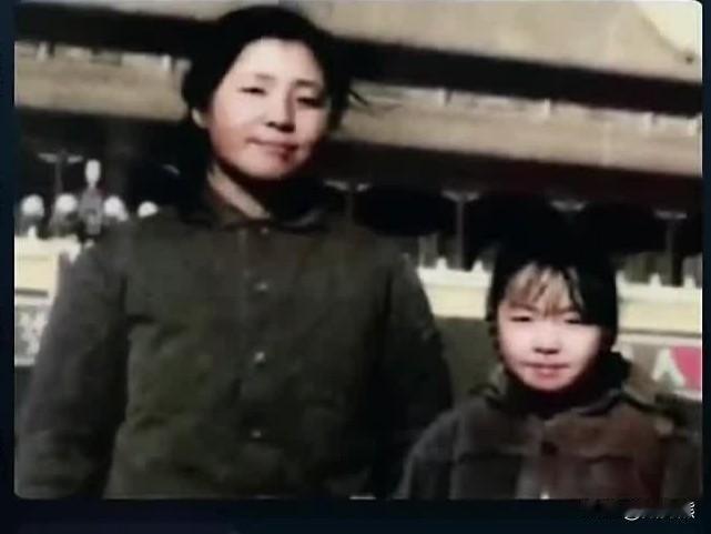你敢相信吗？母女两个人长得有多么相像，1970年，宋丹丹和妈妈，一张罕见的合影