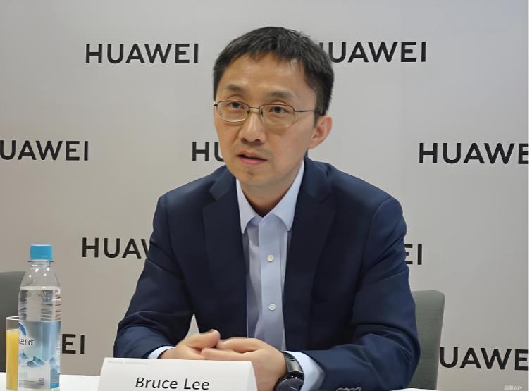 华为终端CTO李小龙，华为充电宝从没召回过。针对友商大量充电宝被召回的情况，华为