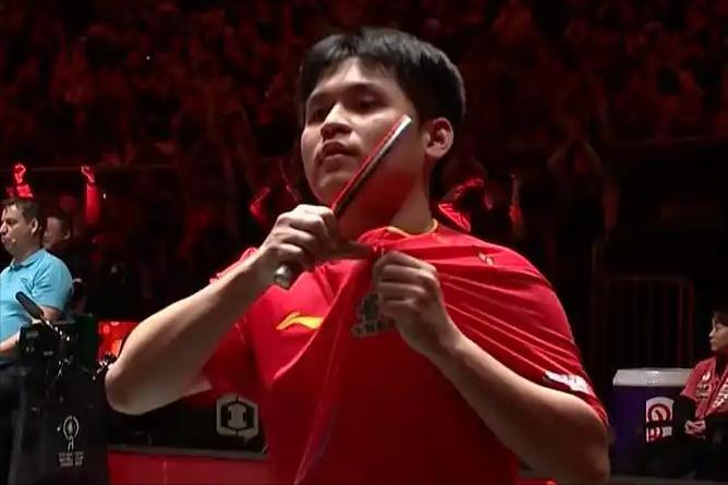 打破心魔！林诗栋逆转战胜张本智和后，霸气地揪着左胸口的国旗庆祝混团世界杯三连冠。