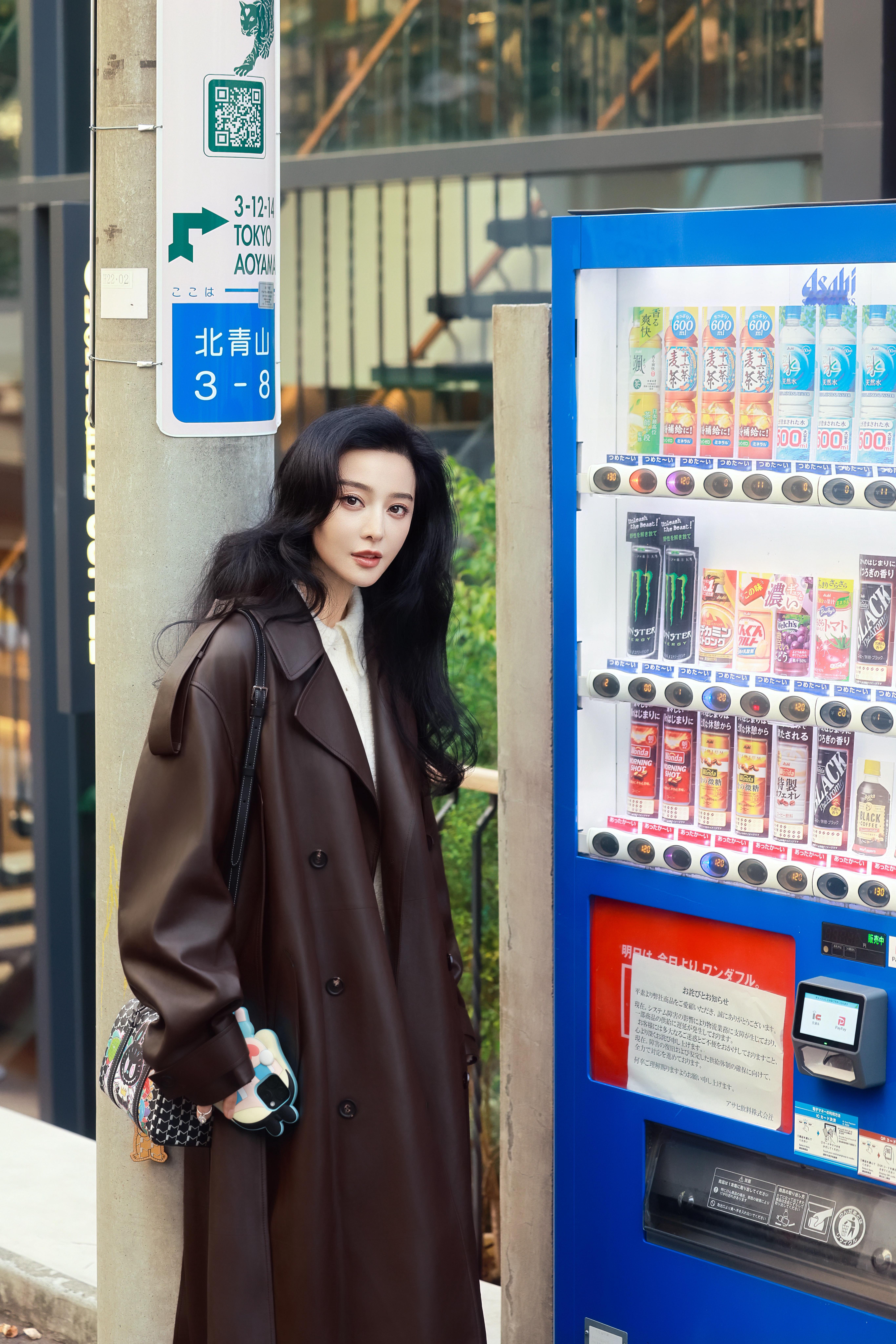 在东京街头与秋意撞个满怀，从斑斓秋叶铺就的静谧角落，到自动贩卖机旁的都市一隅🍁