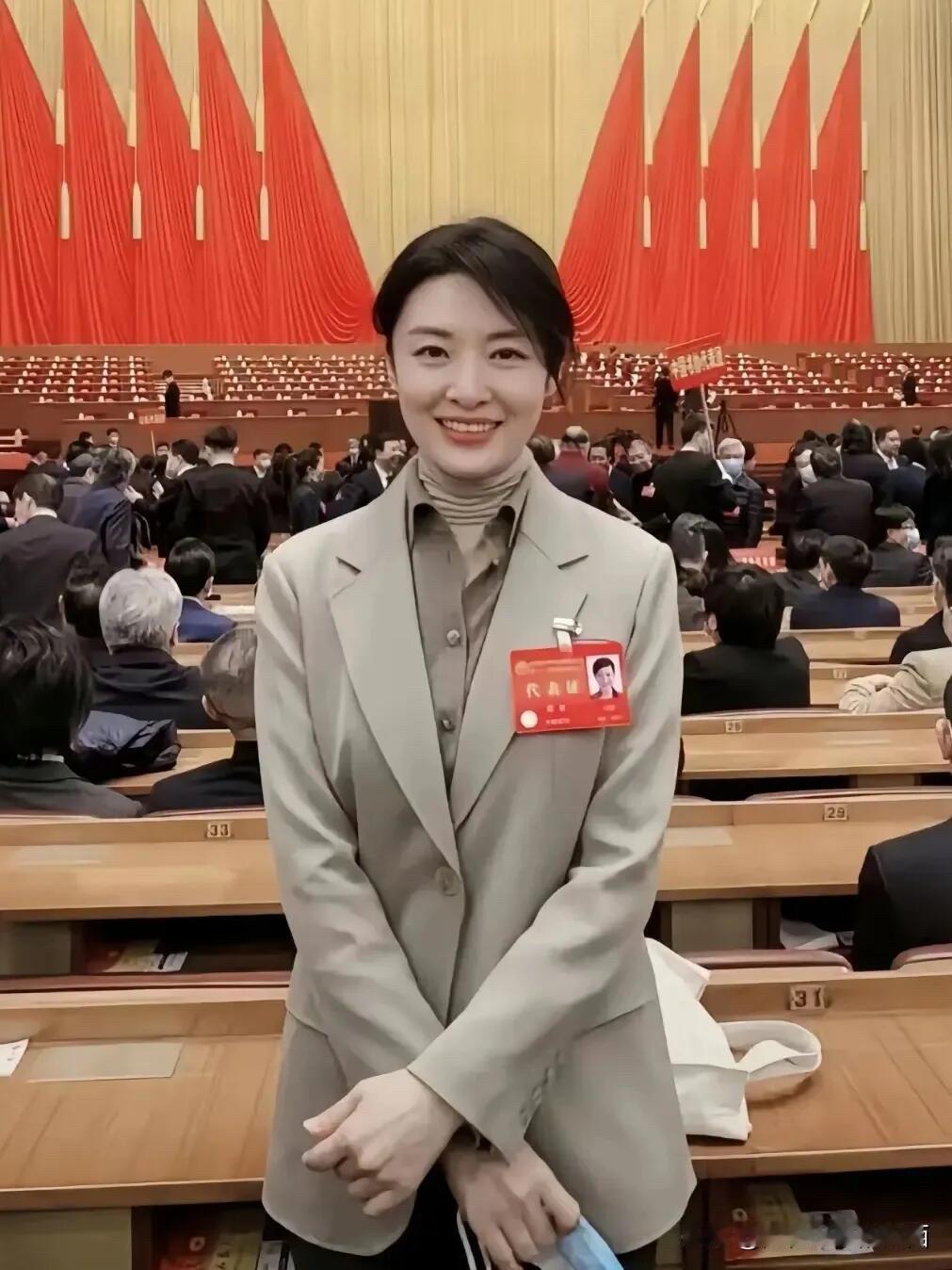 说到央视的第一美人，她才是当之无愧吧，有颜值有实力又有气质，完美太完美了，无修图