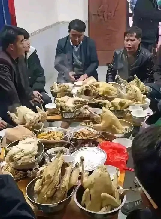 这是我见过最离谱的席了，但凡多上几个菜