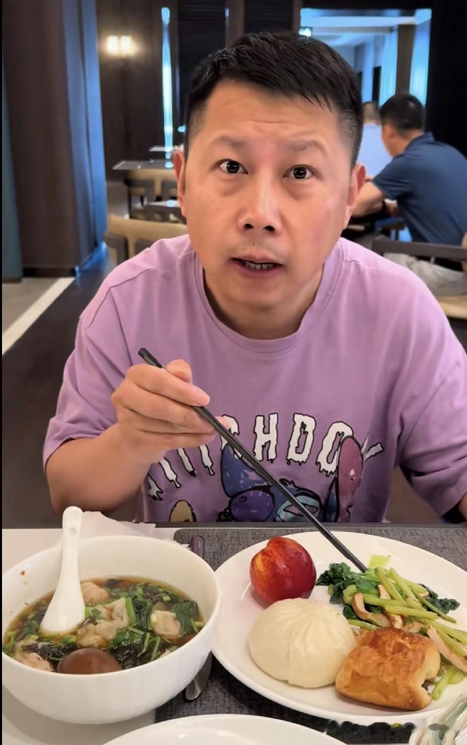 有人说郭德纲原大弟子何云伟到底怎么回事，他自称是北京曲艺团的一级演员，还晒出过连