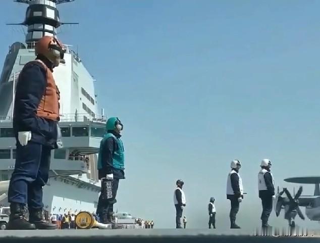 印度海军前参谋长说：中国航母技术要落后印度十年。福建舰入列中国海军，在印度掀起