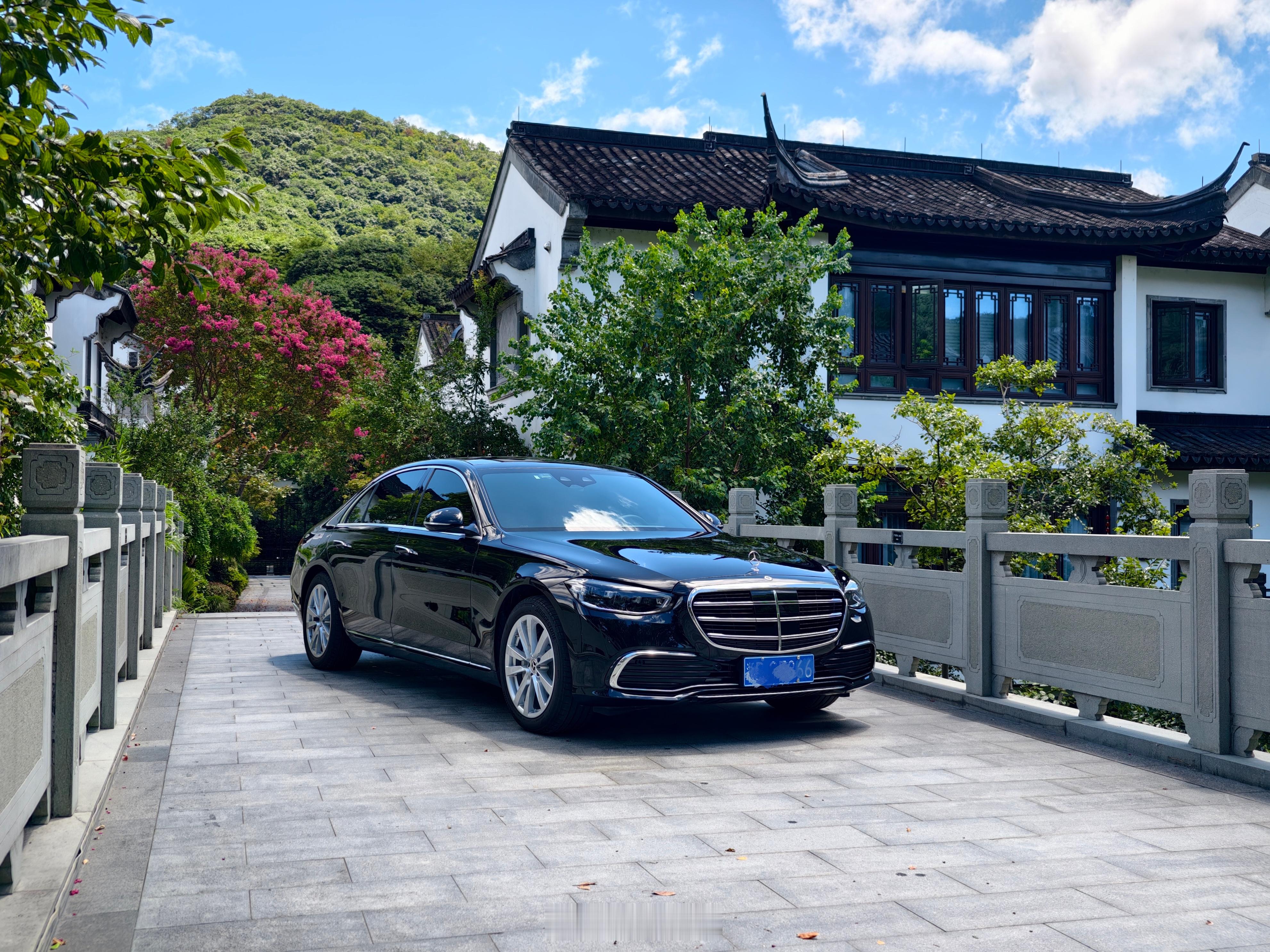 W223#奔驰S级#推出了“S400L特别版”空气悬架、可变转向比、全车电吸门、几何多光束大灯，以及