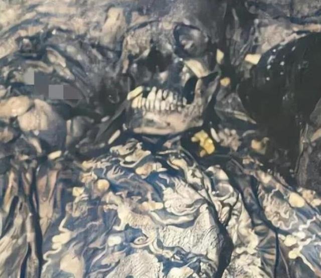 1971年，朱元璋的儿子“鲁荒王”朱檀的棺椁被开启后，考古队员第一时间拍下了这一